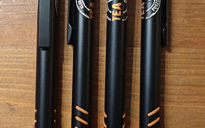 długopis z grawerem dwukolorowym Tea Club Puszczykowo – sklep z kawami i herbatami